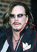Mickey Rourke wasn&#39;t under a snow cloud for Christmas but managed to get covered - C0T83A